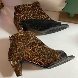 Joan Boyce closed shoe with peep toe Bronze & Black unique heel Back zipper BNIB